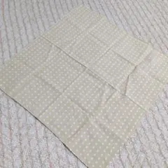 ベージュのドット柄