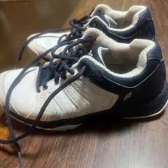 テニスシューズ カーペット