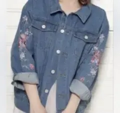 お花の刺繍入りデニムジャケット