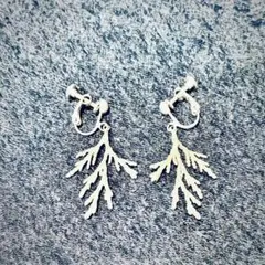 枝デザインの金属製イヤリング