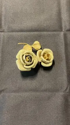 ゴールドのブローチセット