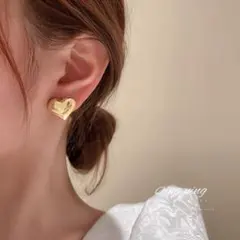 ぷっくりハート　スタッドピアス　ゴールド  ピアス　アクセサリー