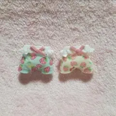 赤ちゃんお洋服2着セット　いちご水色白色