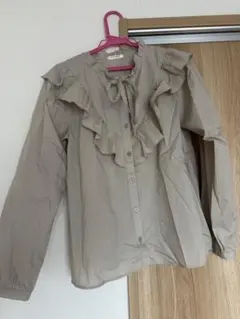 フリル付きベージュ長袖シャツ