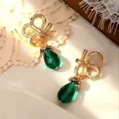 リボン型エメラルドグリーンピアス　カジュアル　エレガント　個性的　シンプル