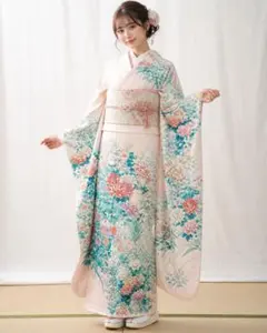 豪華振袖 駒刺繍 更紗花唐草文 金彩 正絹 着物 - メルカリ