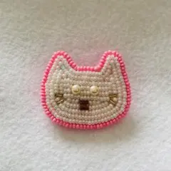 白猫ビーズ刺繍ブローチ