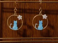 猫シルエットとお花の円形ピアス ブルー