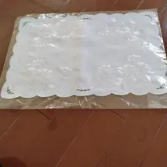 ホワイト 花模様 テーブルセンター