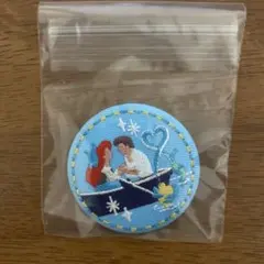 【新品未使用】ディズニー アリエルとエリック 刺繍缶バッジ