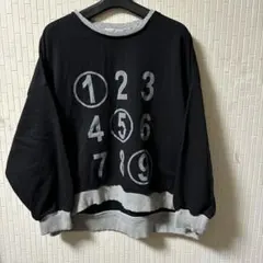 黒地に数字の模様付きカットソー