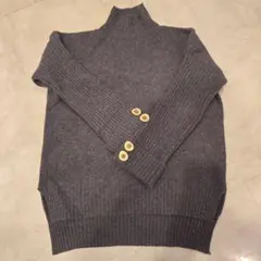 グレー タートルネックセーター 4ボタン