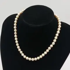クリーム色のパールネックレス