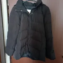 フード付き黒ダウンジャケット