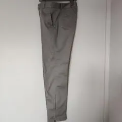 グレージュ スリムフィット カジュアルパンツ