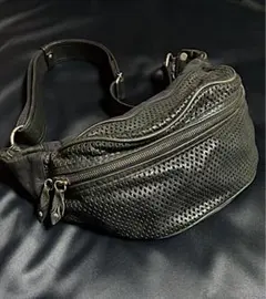 5351 POUR LES HOMME パンチングレザーボディバッグ - メルカリ