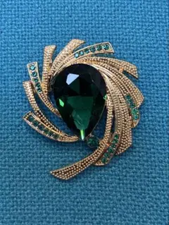 極美品・希少デザイン✨エメラルドグリーン 渦巻ビジューブローチ ヴィンテージ調