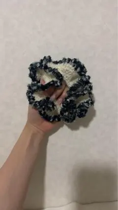 フリルデザインシュシュ 黒と白