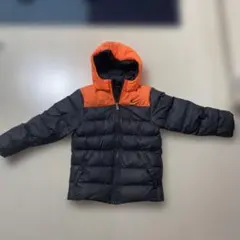 オレンジと黒のフード付きダウンコート
