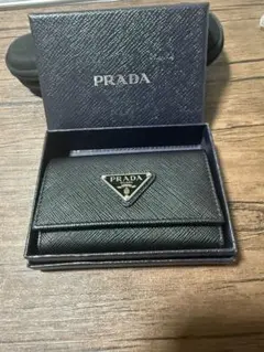 【新品】PRADA サフィアーノレザートライアングルキーケースのサムネイル