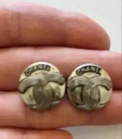 ★シャネル　ヴィンテージ ボタンピアス★シルバー★アレルギー対応ポスト　入卒式