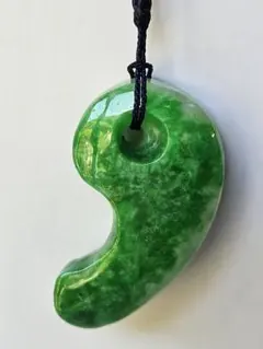 グリーン 翡翠勾玉