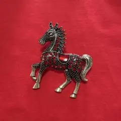 馬　ゴールドに赤　ラインストーン装飾　プレゼント贈り物