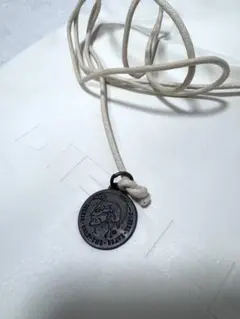 엠보싱 참이 달린 최종 가격 인하 디젤 화이트 로고