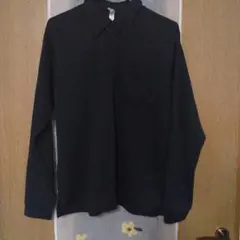黒の長袖ポロシャツ 胸ポケット付き