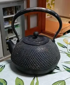 南部鉄器 在名あり 黒い鉄瓶 凹凸模様 アラレ模様大きめサイズ - メルカリ