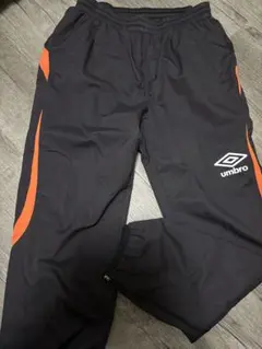 美品　umbro ナイロン裏地付きロングパンツ 160cm 黒