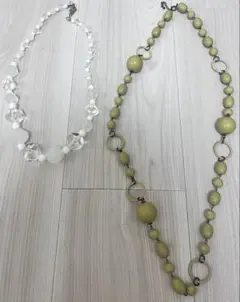 オリーブグリーンとホワイトのビーズネックレス
