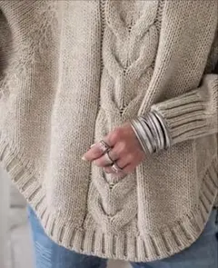 ケーブル柄のニットセーター