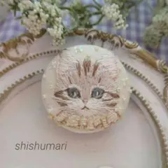 猫の刺繍ブローチ　くるみボタン　ハンドメイド　サバトラ　子猫　ビーズ　38　ねこ