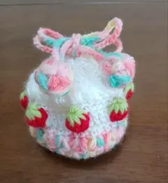いちごポーチ　ケーキポーチ　ポンポン飾り　あみぐるみ　ハンドメイド