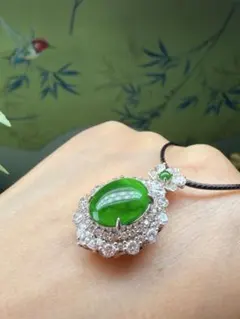 特選‼️天然本翡翠　ロウカン質、色が極めて特選大粒陽緑ネックレストップ　鑑定書付き