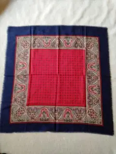 赤とネイビーの花柄スカーフ