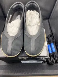 adidas スニーカー