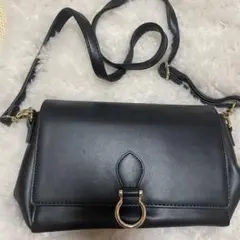 ブラック フラップ付きショルダーバッグ