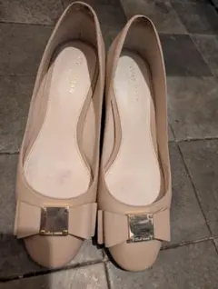 COLE HAAN ピンクベージュ リボン付きパンプス チャンキーヒール 箱付きのサムネイル