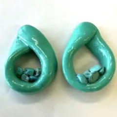 6116 ターコイズさざれ石つきエメラルドグリーンピアス