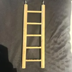 木製の5段止まり木、2つのフック付きで取り付け簡単。　③