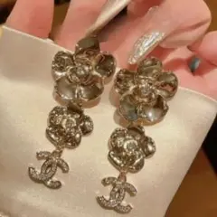 CHANEL 花モチーフ カメリアゴールドピアス　24B