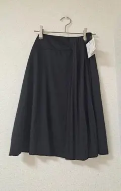 未使用品　UNTITLED　プリーツ付きひざ丈フレアスカート　黒タグ付きワールド