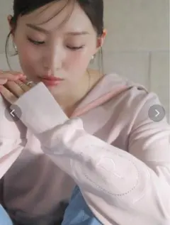 【吉田朱里】dazzlin ストーンアートハーフジップフーディのサムネイル