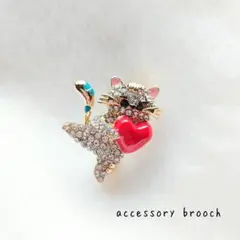 大人可愛い♪ ハートを抱えた猫のブローチ ラインストーン 猫好き キャット