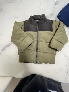 オリーブグリーンと黒のダウンジャケット