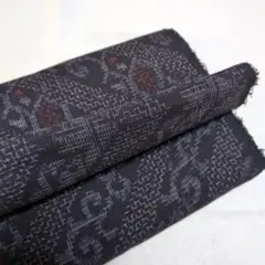 ✳中古品「結城紬・反物」中古品・洗い張り済みです✳黒地に色糸で花・亀甲の柄の織✳のサムネイル