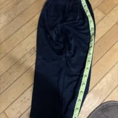 黒のジャージ 緑ストライプ