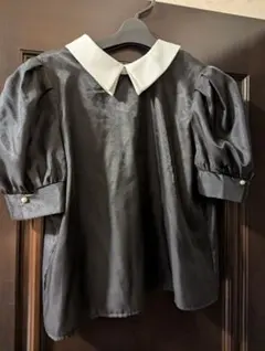 新しい黒いトップス 白い襟付き